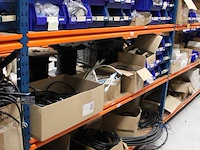 Voorraden op 3 legborden w.o. kabels en connectoren. let op! ophalen op eerste afhaaldag - afbeelding 3 van  9