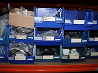 Voorraden op 3 legborden w.o. kabels en connectoren. let op! ophalen op eerste afhaaldag - afbeelding 4 van  9