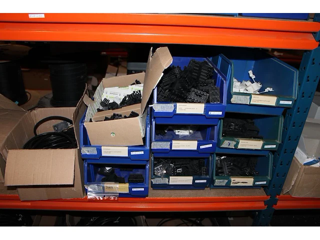 Voorraden op 3 legborden w.o. kabels en connectoren. let op! ophalen op eerste afhaaldag - afbeelding 6 van  9