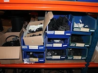 Voorraden op 3 legborden w.o. kabels en connectoren. let op! ophalen op eerste afhaaldag - afbeelding 6 van  9