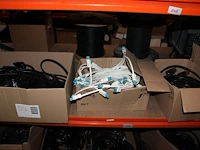 Voorraden op 3 legborden w.o. kabels en connectoren. let op! ophalen op eerste afhaaldag - afbeelding 7 van  9
