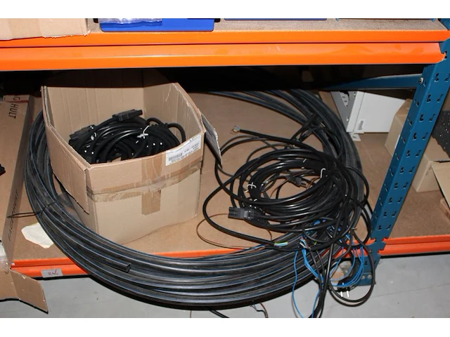 Voorraden op 3 legborden w.o. kabels en connectoren. let op! ophalen op eerste afhaaldag - afbeelding 9 van  9