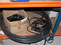 Voorraden op 3 legborden w.o. kabels en connectoren. let op! ophalen op eerste afhaaldag - afbeelding 9 van  9
