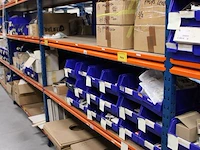 Voorraden op 3 legborden w.o. klemlenzen, klemwippen, systeemplafondplaten t.b.v. verlichting, schakelaars ... - afbeelding 2 van  9