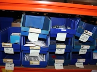 Voorraden op 3 legborden w.o. klemlenzen, klemwippen, systeemplafondplaten t.b.v. verlichting, schakelaars ... - afbeelding 3 van  9