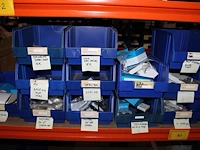 Voorraden op 3 legborden w.o. klemlenzen, klemwippen, systeemplafondplaten t.b.v. verlichting, schakelaars ... - afbeelding 4 van  9