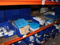 Voorraden op 3 legborden w.o. klemlenzen, klemwippen, systeemplafondplaten t.b.v. verlichting, schakelaars ... - afbeelding 5 van  9