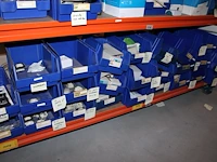 Voorraden op 3 legborden w.o. klemlenzen, klemwippen, systeemplafondplaten t.b.v. verlichting, schakelaars ... - afbeelding 6 van  9