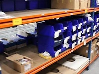Voorraden op 3 legborden w.o. klemlenzen, klemwippen, systeemplafondplaten t.b.v. verlichting, schakelaars ... - afbeelding 7 van  9