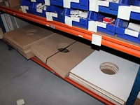 Voorraden op 3 legborden w.o. klemlenzen, klemwippen, systeemplafondplaten t.b.v. verlichting, schakelaars ... - afbeelding 9 van  9