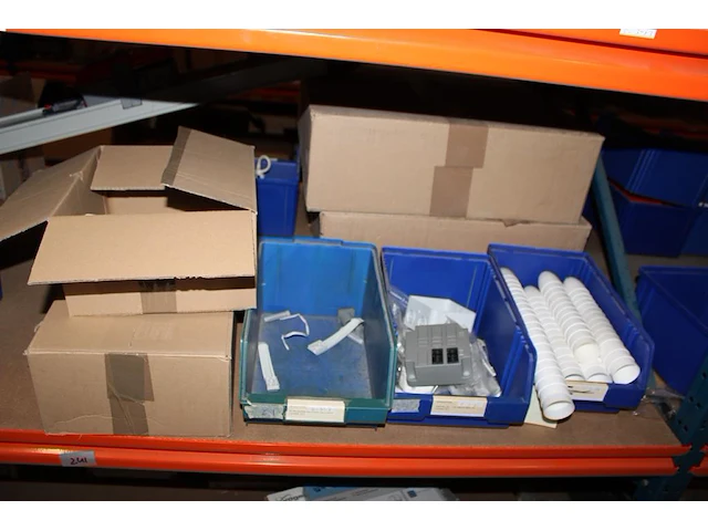 Voorraden op 3 legborden w.o. pls boxen, stoppenkasten, verdeeldozen etc. let op! ophalen op eerste afhaaldag - afbeelding 6 van  10