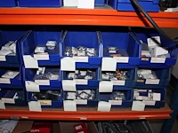 Voorraden op 3 legborden w.o. schakelaars, wandcontactdozen, afdekmaterialen, klembeugels etc. let op! oph... - afbeelding 2 van  12