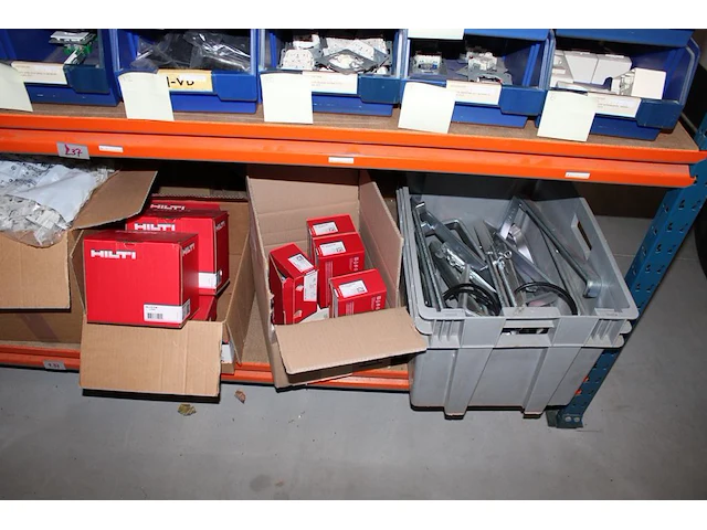 Voorraden op 3 legborden w.o. schakelaars, wandcontactdozen, afdekmaterialen, klembeugels etc. let op! oph... - afbeelding 3 van  12