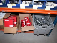 Voorraden op 3 legborden w.o. schakelaars, wandcontactdozen, afdekmaterialen, klembeugels etc. let op! oph... - afbeelding 3 van  12