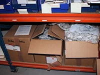 Voorraden op 3 legborden w.o. schakelaars, wandcontactdozen, afdekmaterialen, klembeugels etc. let op! oph... - afbeelding 4 van  12