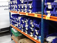 Voorraden op 3 legborden w.o. schakelaars, wandcontactdozen, afdekmaterialen, klembeugels etc. let op! oph... - afbeelding 5 van  12