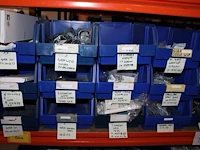 Voorraden op 3 legborden w.o. schakelaars, wandcontactdozen, afdekmaterialen, klembeugels etc. let op! oph... - afbeelding 6 van  12