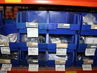 Voorraden op 3 legborden w.o. schakelaars, wandcontactdozen, afdekmaterialen, klembeugels etc. let op! oph... - afbeelding 7 van  12
