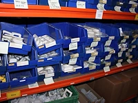 Voorraden op 3 legborden w.o. schakelaars, wandcontactdozen, afdekmaterialen, klembeugels etc. let op! oph... - afbeelding 8 van  12