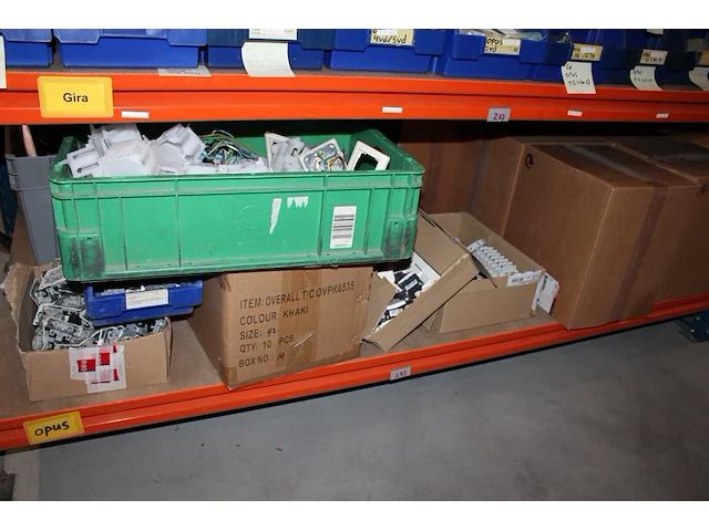 Voorraden op 3 legborden w.o. schakelaars, wandcontactdozen, afdekmaterialen, klembeugels etc. let op! oph... - afbeelding 9 van  12