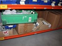 Voorraden op 3 legborden w.o. schakelaars, wandcontactdozen, afdekmaterialen, klembeugels etc. let op! oph... - afbeelding 9 van  12