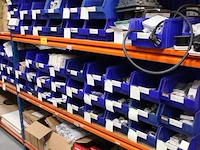 Voorraden op 3 legborden w.o. schakelaars, wandcontactdozen, afdekmaterialen, klembeugels etc. let op! oph... - afbeelding 10 van  12
