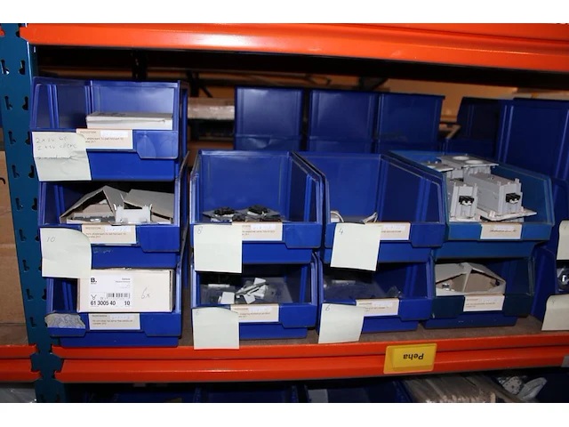 Voorraden op 3 legborden w.o. schakelaars, wandcontactdozen, afdekmaterialen, klembeugels etc. let op! oph... - afbeelding 11 van  12
