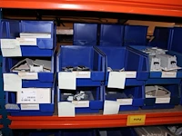 Voorraden op 3 legborden w.o. schakelaars, wandcontactdozen, afdekmaterialen, klembeugels etc. let op! oph... - afbeelding 11 van  12