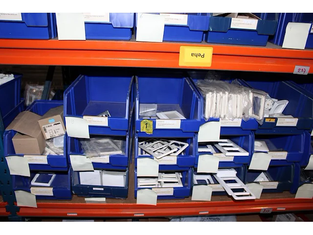 Voorraden op 3 legborden w.o. schakelaars, wandcontactdozen, afdekmaterialen, klembeugels etc. let op! oph... - afbeelding 12 van  12