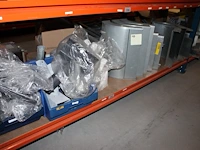 Voorraden op 3 legborden w.o. veerklemmen, draadeinden, kabelgootonderdelen, beugels en voeten. let op! oph... - afbeelding 5 van  9