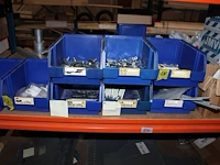 Voorraden op 3 legborden w.o. veerklemmen, draadeinden, kabelgootonderdelen, beugels en voeten. let op! oph... - afbeelding 7 van  9
