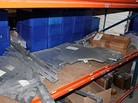 Voorraden op 3 legborden w.o. veerklemmen, draadeinden, kabelgootonderdelen, beugels en voeten. let op! oph... - afbeelding 8 van  9
