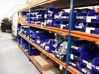 Voorraden op 3 legborden w.o. verdeelblokken, penschoenen, klembeugels, opzetschakelaars, plafondplaten voo...