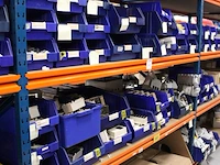 Voorraden op 3 legborden w.o. verdeelblokken, penschoenen, klembeugels, opzetschakelaars, plafondplaten voo... - afbeelding 4 van  11