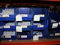 Voorraden op 3 legborden w.o. verdeelblokken, penschoenen, klembeugels, opzetschakelaars, plafondplaten voo... - afbeelding 5 van  11