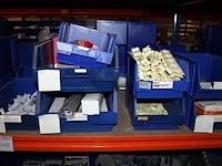 Voorraden op 3 legborden w.o. verdeelblokken, penschoenen, klembeugels, opzetschakelaars, plafondplaten voo... - afbeelding 6 van  11