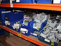 Voorraden op 3 legborden w.o. verdeelblokken, penschoenen, klembeugels, opzetschakelaars, plafondplaten voo... - afbeelding 7 van  11