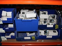 Voorraden op 3 legborden w.o. verdeelblokken, penschoenen, klembeugels, opzetschakelaars, plafondplaten voo... - afbeelding 8 van  11