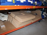Voorraden op 3 legborden w.o. verdeelblokken, penschoenen, klembeugels, opzetschakelaars, plafondplaten voo... - afbeelding 9 van  11