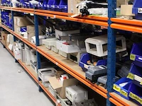 Voorraden op 3 legborden w.o. verdeelblokken, penschoenen, klembeugels, opzetschakelaars, plafondplaten voo... - afbeelding 10 van  11