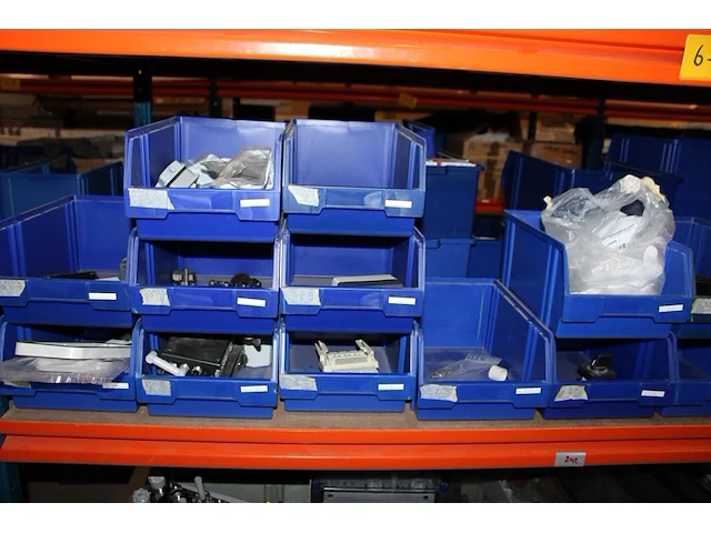 Voorraden op 3 legborden w.o. verdeelblokken, penschoenen, klembeugels, opzetschakelaars, plafondplaten voo... - afbeelding 11 van  11
