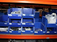 Voorraden op 3 legborden w.o. verdeelblokken, penschoenen, klembeugels, opzetschakelaars, plafondplaten voo... - afbeelding 11 van  11
