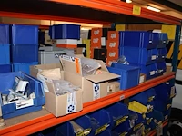 Voorraden op 3 legborden w.o. zekeringen in grote diversiteit, beugels, nagels, inbouwdozen etc. let op! op... - afbeelding 2 van  14