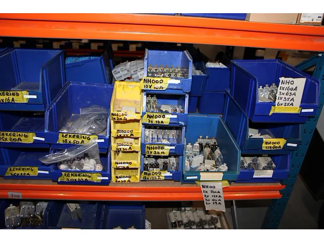 Voorraden op 3 legborden w.o. zekeringen in grote diversiteit, beugels, nagels, inbouwdozen etc. let op! op... - afbeelding 4 van  14