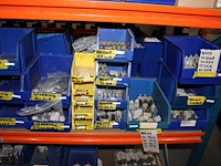 Voorraden op 3 legborden w.o. zekeringen in grote diversiteit, beugels, nagels, inbouwdozen etc. let op! op... - afbeelding 4 van  14