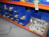 Voorraden op 3 legborden w.o. zekeringen in grote diversiteit, beugels, nagels, inbouwdozen etc. let op! op... - afbeelding 5 van  14