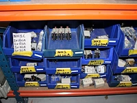 Voorraden op 3 legborden w.o. zekeringen in grote diversiteit, beugels, nagels, inbouwdozen etc. let op! op... - afbeelding 6 van  14