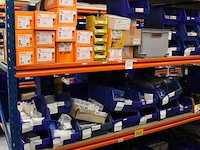 Voorraden op 3 legborden w.o. zekeringen in grote diversiteit, beugels, nagels, inbouwdozen etc. let op! op... - afbeelding 7 van  14