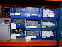 Voorraden op 3 legborden w.o. zekeringen in grote diversiteit, beugels, nagels, inbouwdozen etc. let op! op... - afbeelding 8 van  14