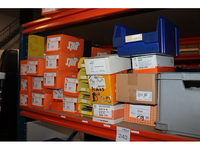 Voorraden op 3 legborden w.o. zekeringen in grote diversiteit, beugels, nagels, inbouwdozen etc. let op! op... - afbeelding 9 van  14